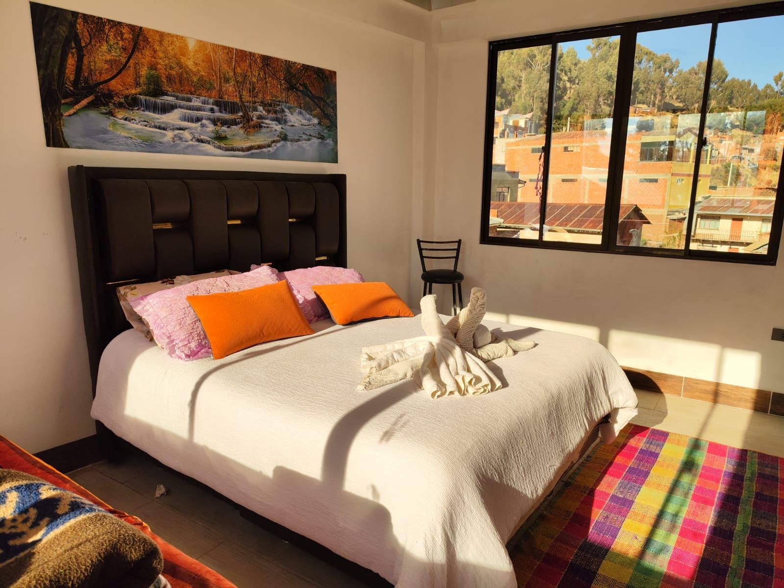 Habitación doble con cama grande y ventana soleada