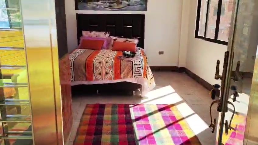 Suite VIP con tejidos de colores y luz de mañana